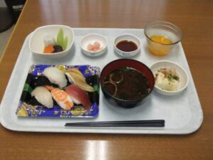 今日から６月ですよ～🌸そして、今日はお寿司です🍣