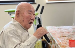 天気が良いんで換気をしながらカラオケ♪です(〃艸〃)ﾑﾌｯ