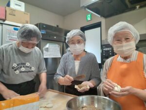 本日のおやつは本場中国の手作り餃子(*^-^*)