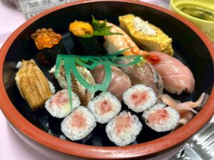 板前寿司をお腹いっぱい食べました(*^-^*)